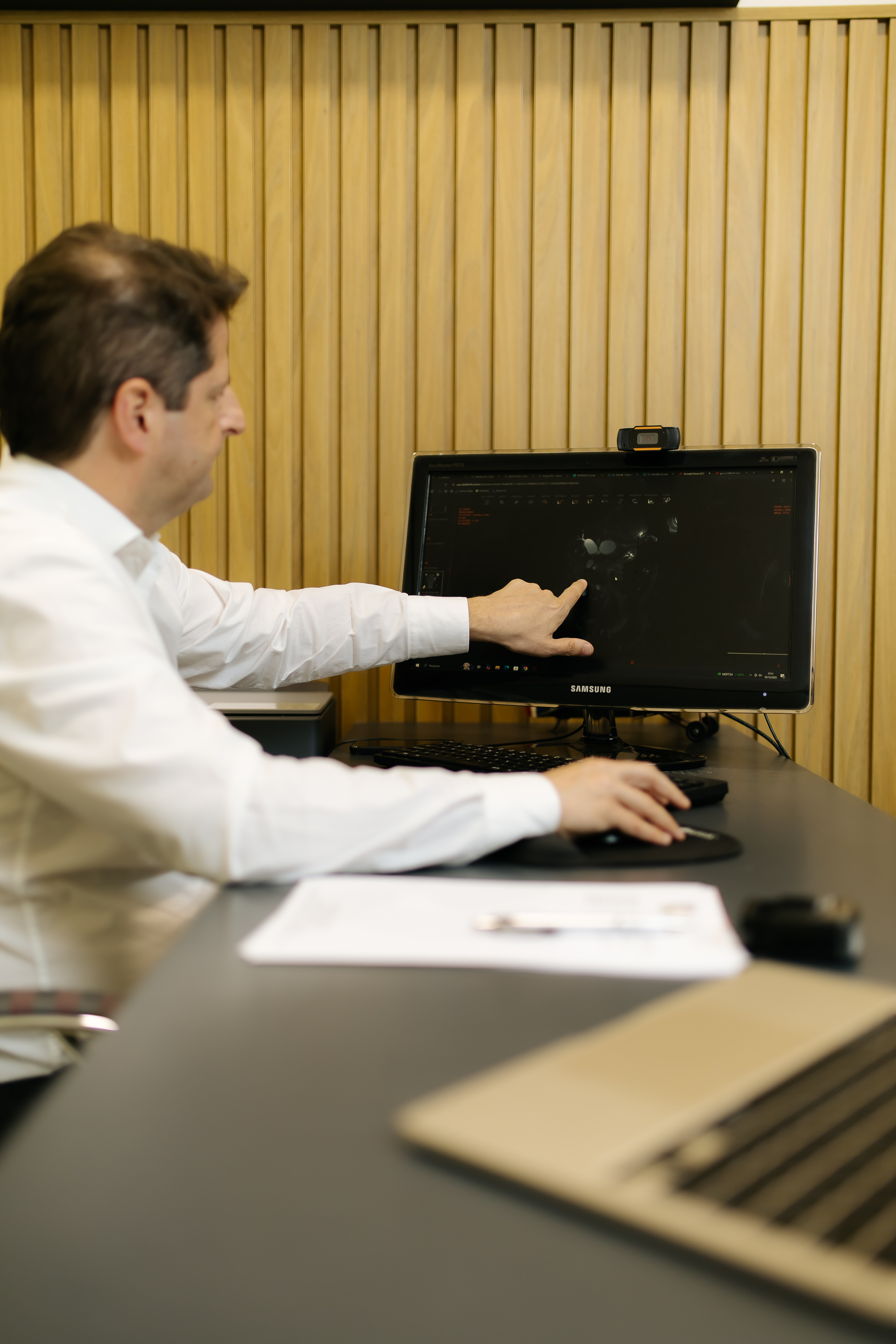 Dr. Fabrício analisando imagem clínica