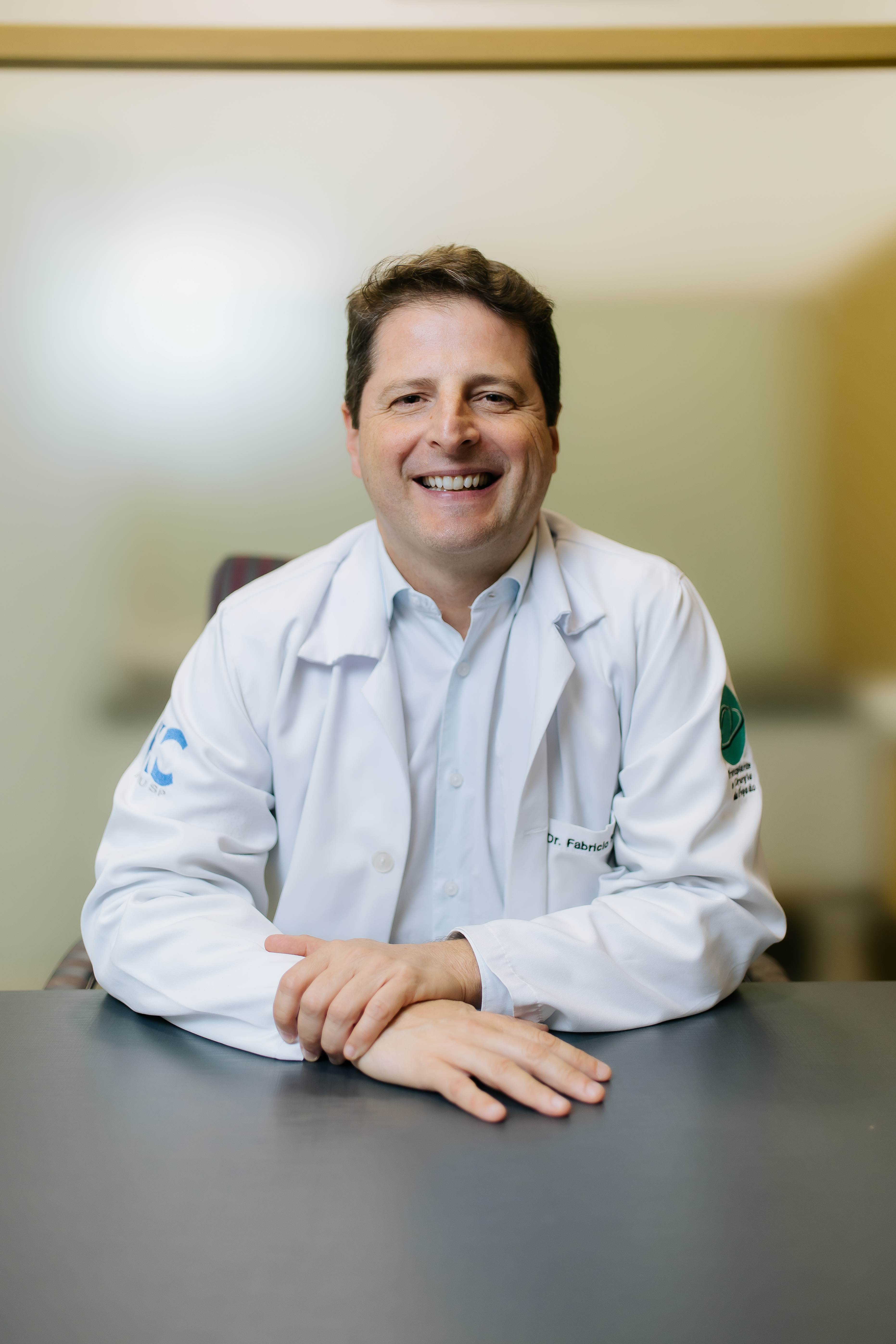 Dr. Fabrício Bitencourt com jaleco